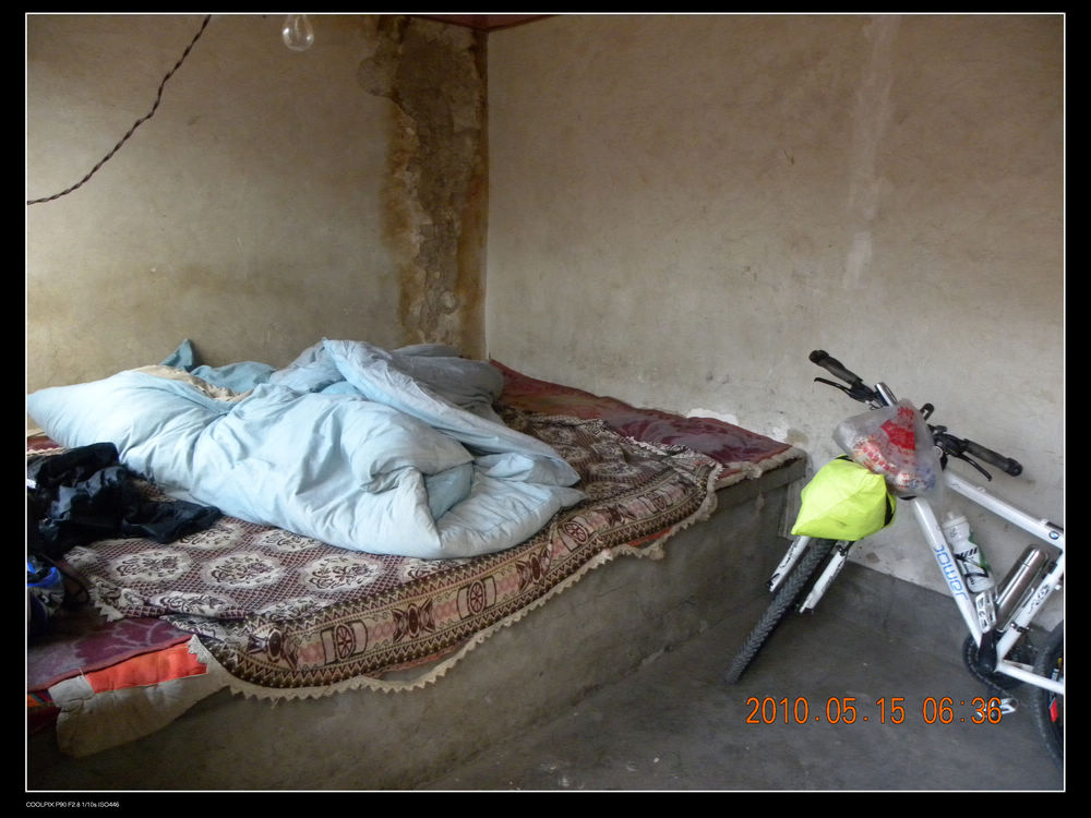 土坑脏兮兮的被子