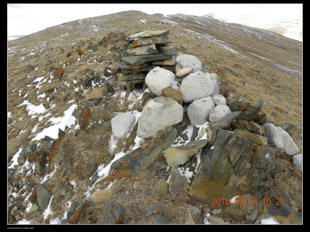 石头上是藏文吧