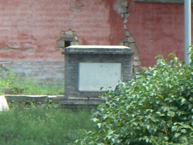  由于周围都被铁栏杆围住，只能远距离拍照了，所以不清楚