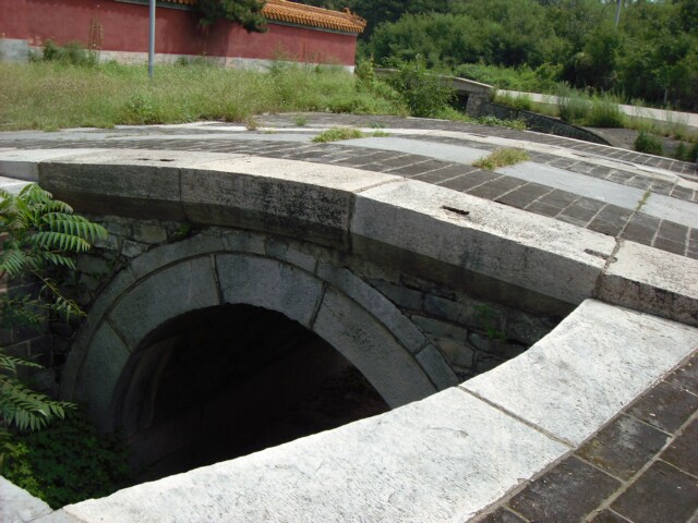 献陵前的金水桥，河已干了许久了