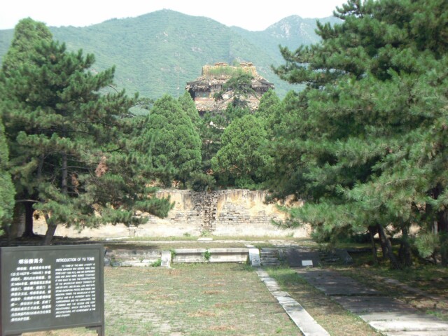 明楼上杂草丛生，无人问津