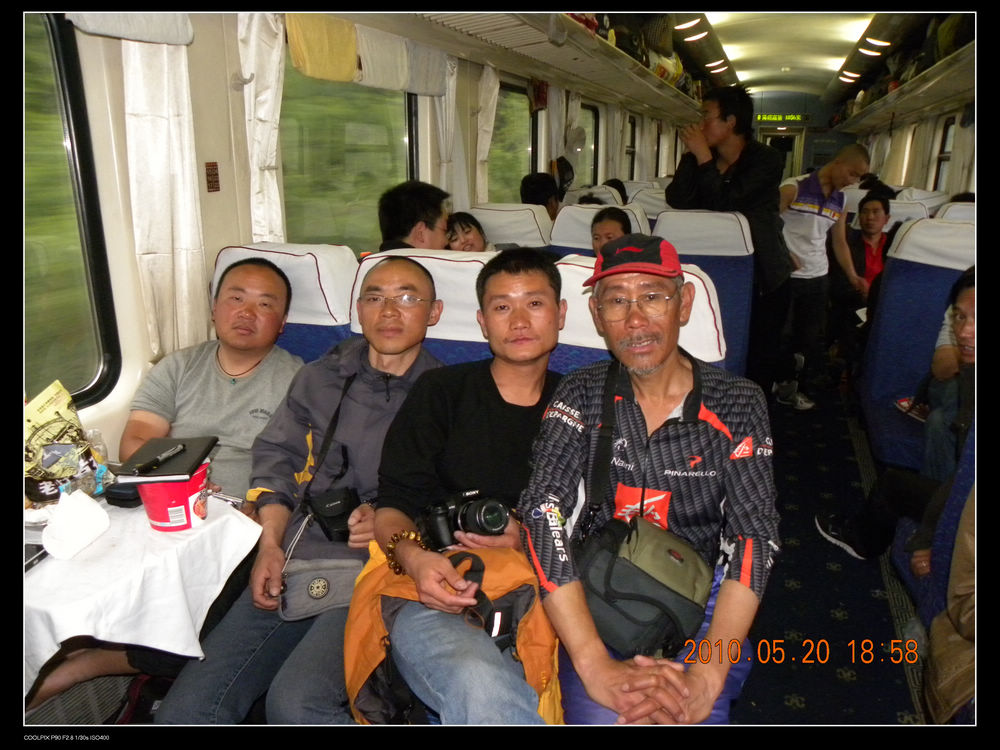 右边的是浪子，戴眼镜的是广元的胖乎乎小兄弟的小兄弟也是成都的