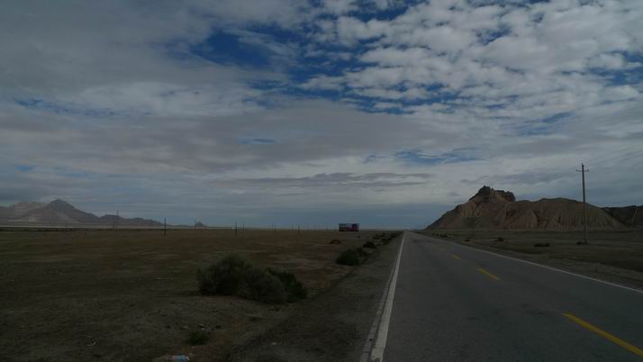 沙漠？不像呀。。但是没有成片的植物