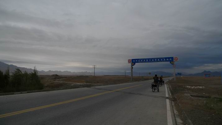 踏上征程。。。刚出发当地人就说昆仑河发大水了青藏公路冲断了过不去。。。怎么办？凉拌吧。。还是：走 ...