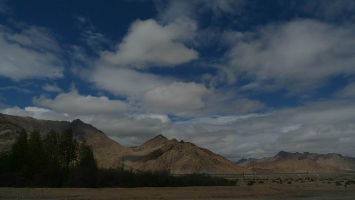 蓝天白云，到了高原好像能够伸手就能够着云彩似地