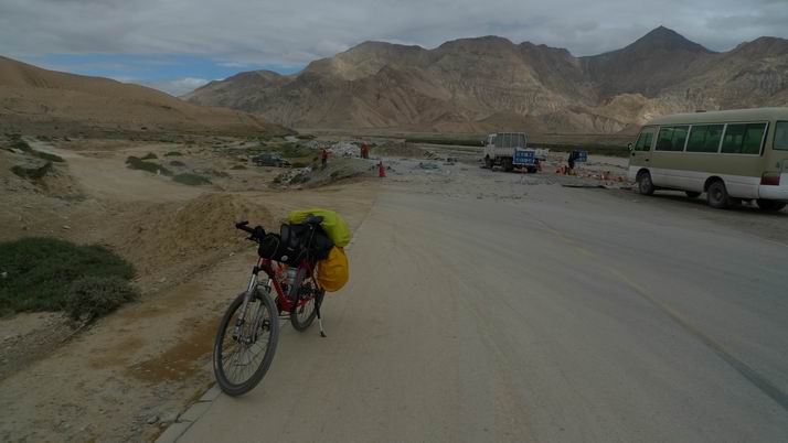 青藏公路真的被冲毁了。。。200多米吧，走土路过来的