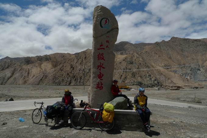 昆仑河水电站标志碑