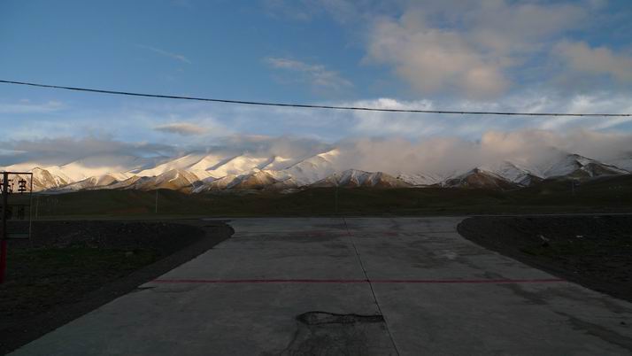 雨、冰晶、雪过后善变白了。