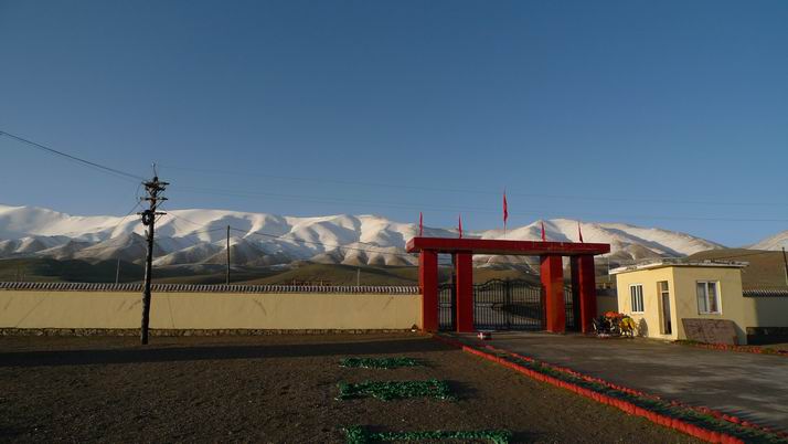 从兵营内往外拍的