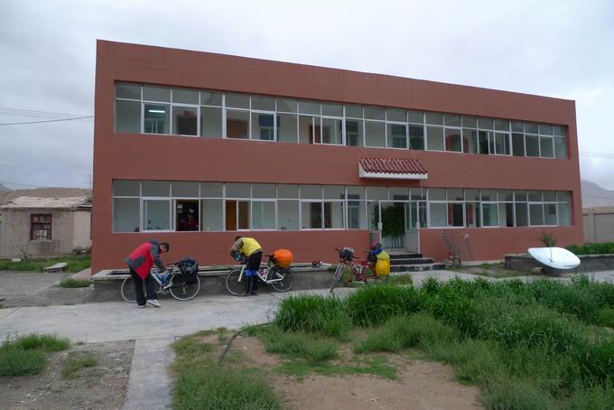 体力不支的极力要求住在纳赤台水文站