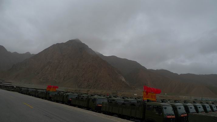 抢险救灾的军车，，，向他们致敬