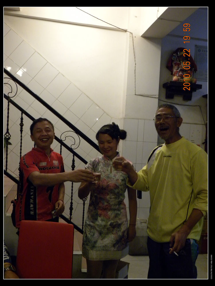 和老田，美女队长干一杯