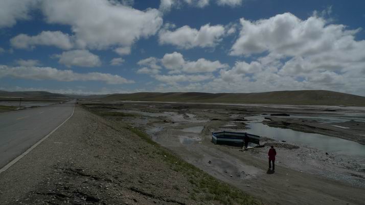 下面围挡里的就是不冻泉（这条道上就：昆仑神泉和不冻泉的水能喝，地表水含重金属太高不适宜饮用的 ...