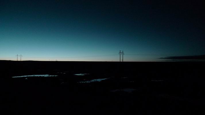 早3:40出发，这是5:40的天空。。。劝车友：千万别夜里出发，太危险了。