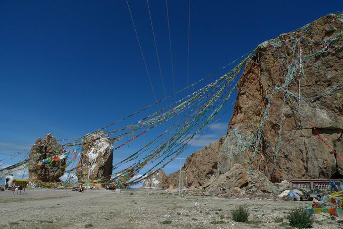 纳木错湖边上的神山