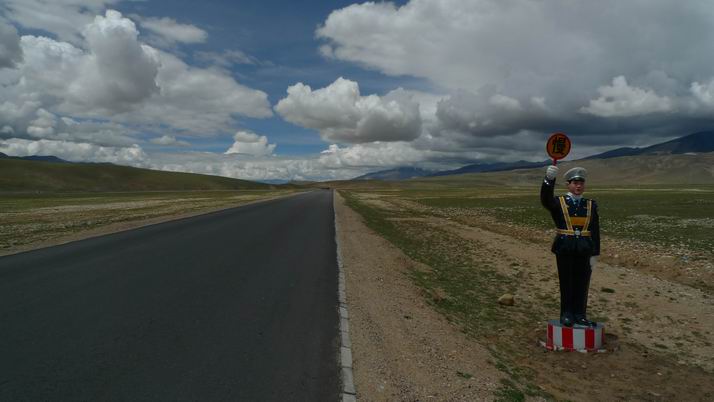 不知疲倦的民警