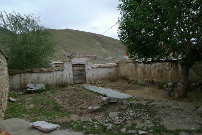 藏民小院。。。住在这里晚上快十点了女主人说：晚上可能有地震让我住院子里去。我一看非冻死不可，还是躺床 ...