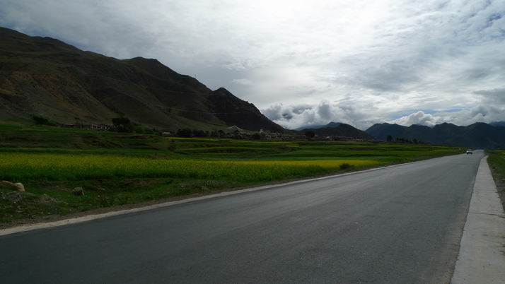 笔直的大陆通向。。。拉萨