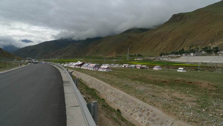 看看我们的藏民们多悠闲呀