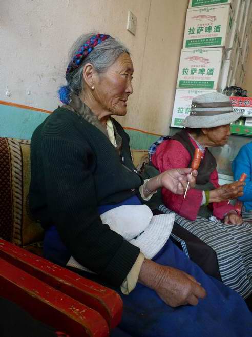 藏族老奶奶。。她让我管她叫妈妈。。。不亏，老人家已经74了。。跟她们聊天来，有效翻译的。 ...
