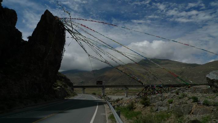 经幡。。。听说经幡每次被风抖动一下就是念了一遍佛经的