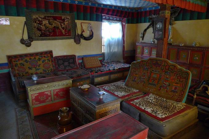 帕拉庄园的会客厅。。就是这个庄园主协助达赖叛逃到