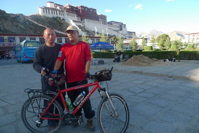 骑摩托来拉萨的车友合影