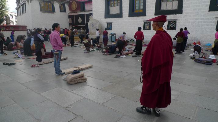 喇嘛。最后成为好朋友了，虽然不懂对方语言但在拉萨眼神就够了