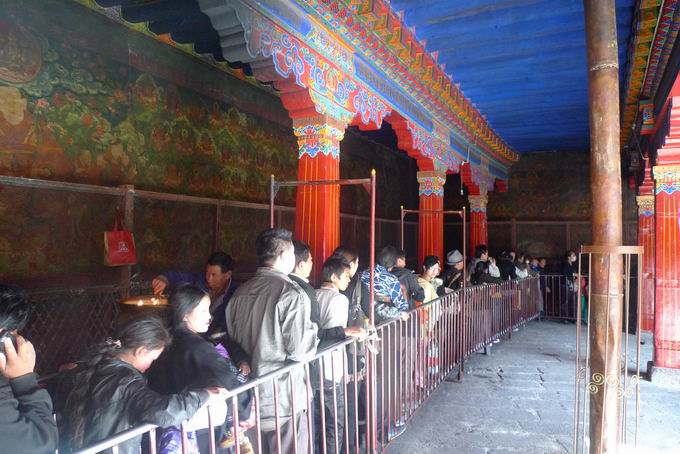 排队进寺朝拜的香客。。不用买门票的