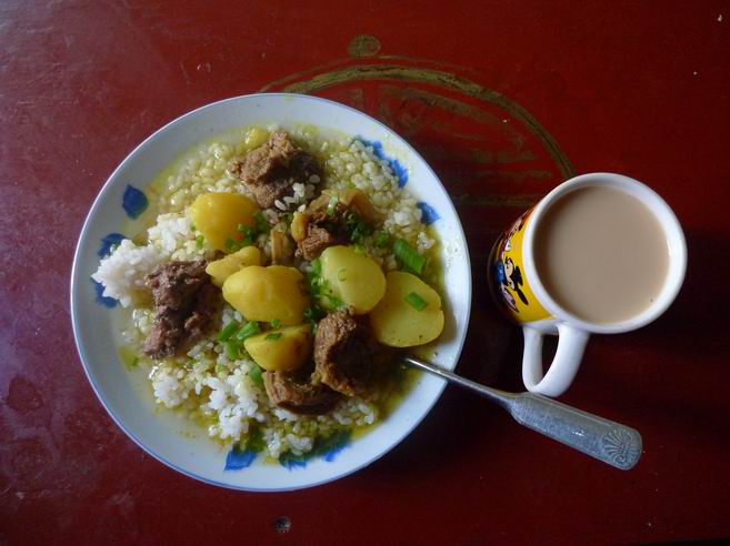 咖喱牛肉饭。。。藏式的，边上是甜茶，特好喝