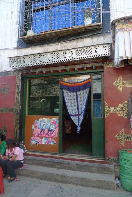 茶馆门口，没招牌呀