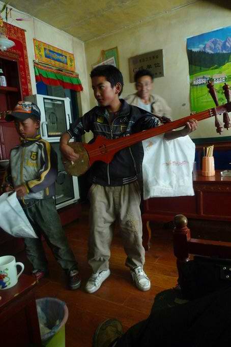 唱歌乞讨者。。。拉萨太多了