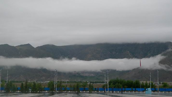 拉萨火车站对面的山