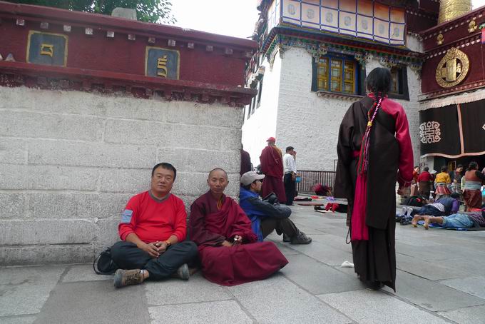 前面那个站立的喇嘛。。现在已经是朋友了