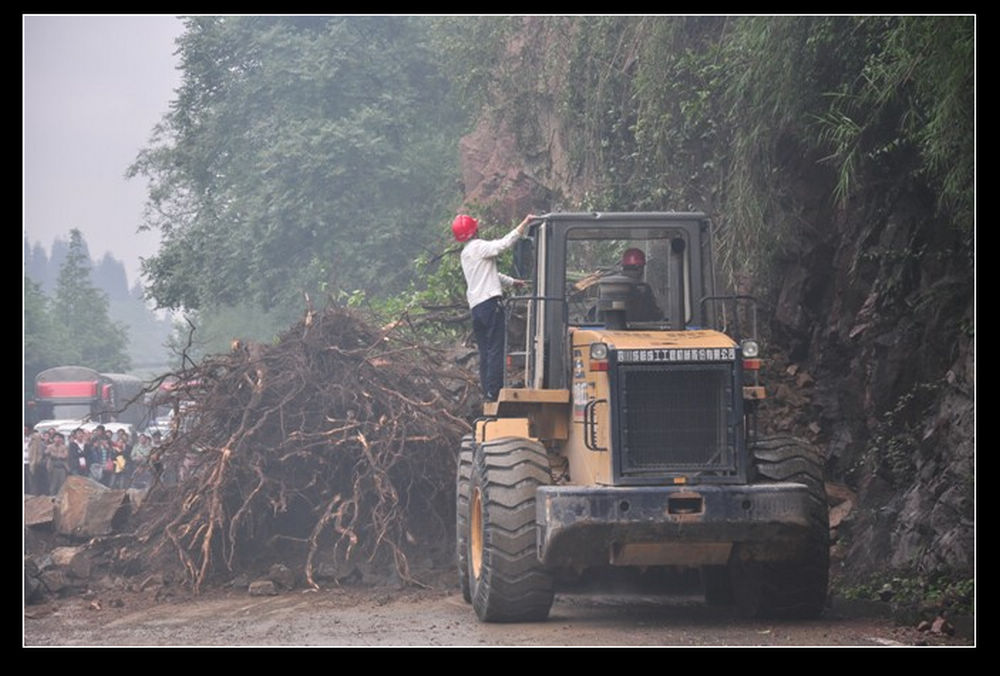 车友照的  清理塌方