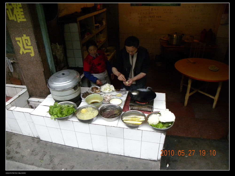 老板夫妇在为我们准备晚饭