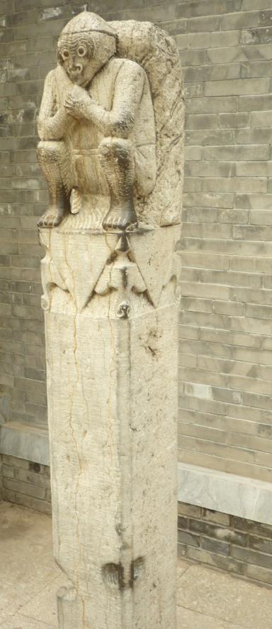 有奖问答：“猜猜这刻有猴子的柱子是干嘛的？”