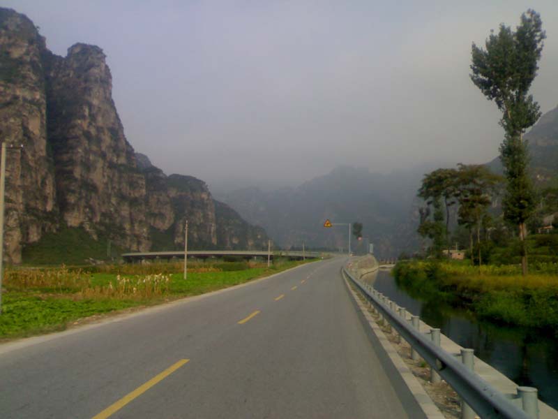 沿着大路我行进着远处的风景依稀可见