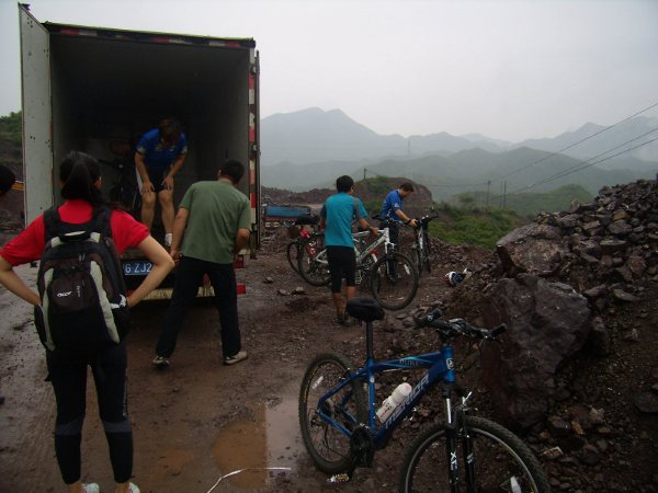 卸人卸车，准备开骑