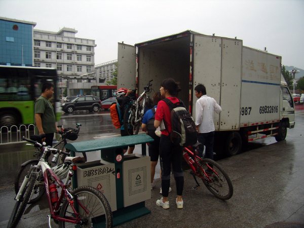 浩哥很有创意，找来一辆搬家车