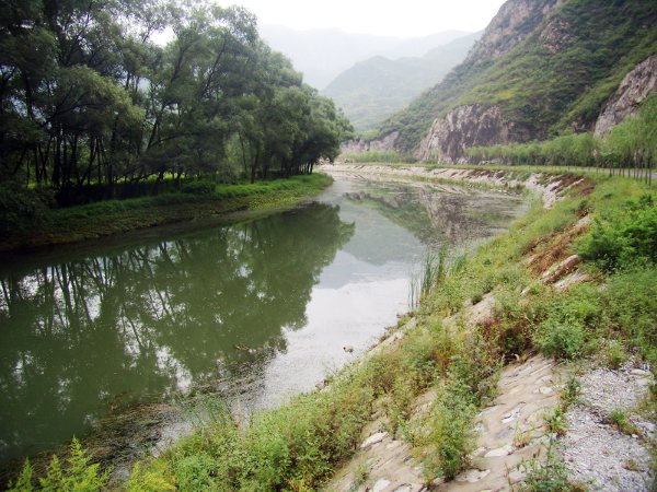 一个多小时的跋涉颠簸，仿佛开启了一座神奇之门，走进了这样的美丽的人间仙境 ... ...