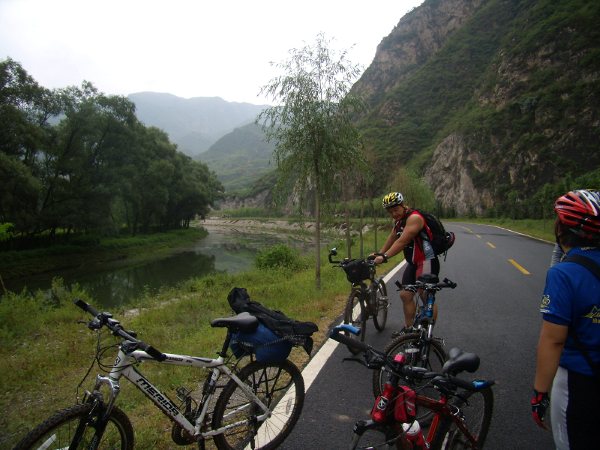 走过泥泞地段，我们终于骑进了这清山绿水中