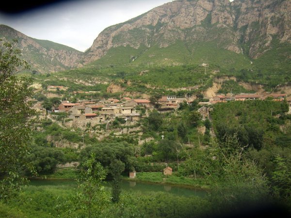 小村庄依山傍水