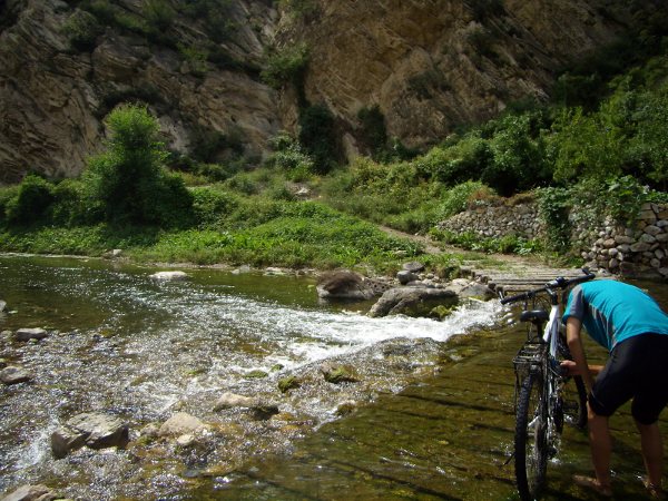 冲洗车上的尘土和泥水