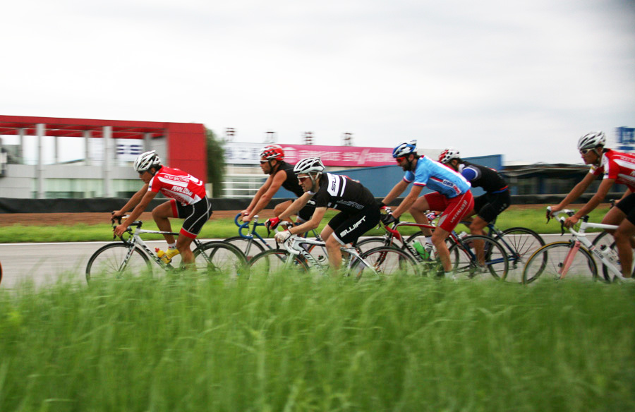 图片正中穿黑衣者是山龙和此白色 WIlier Cento 战车