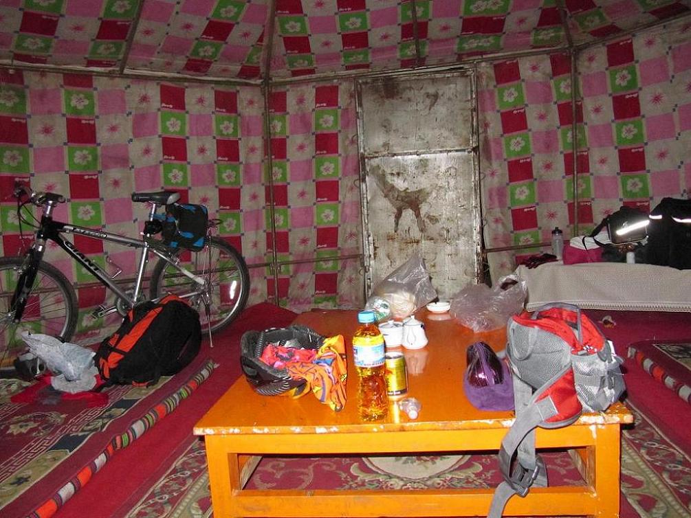 151基地的又湿又冷的藏棚