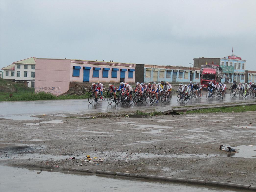 国际环湖赛冒雨进行