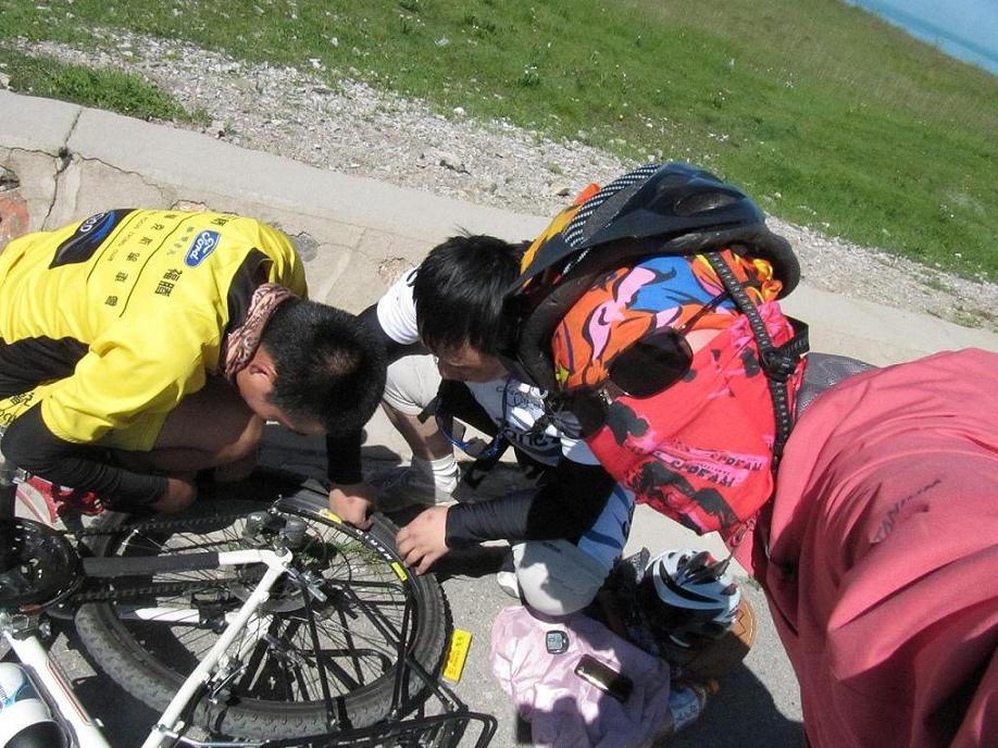 去趟湖边，扎了胎，以后大家小心