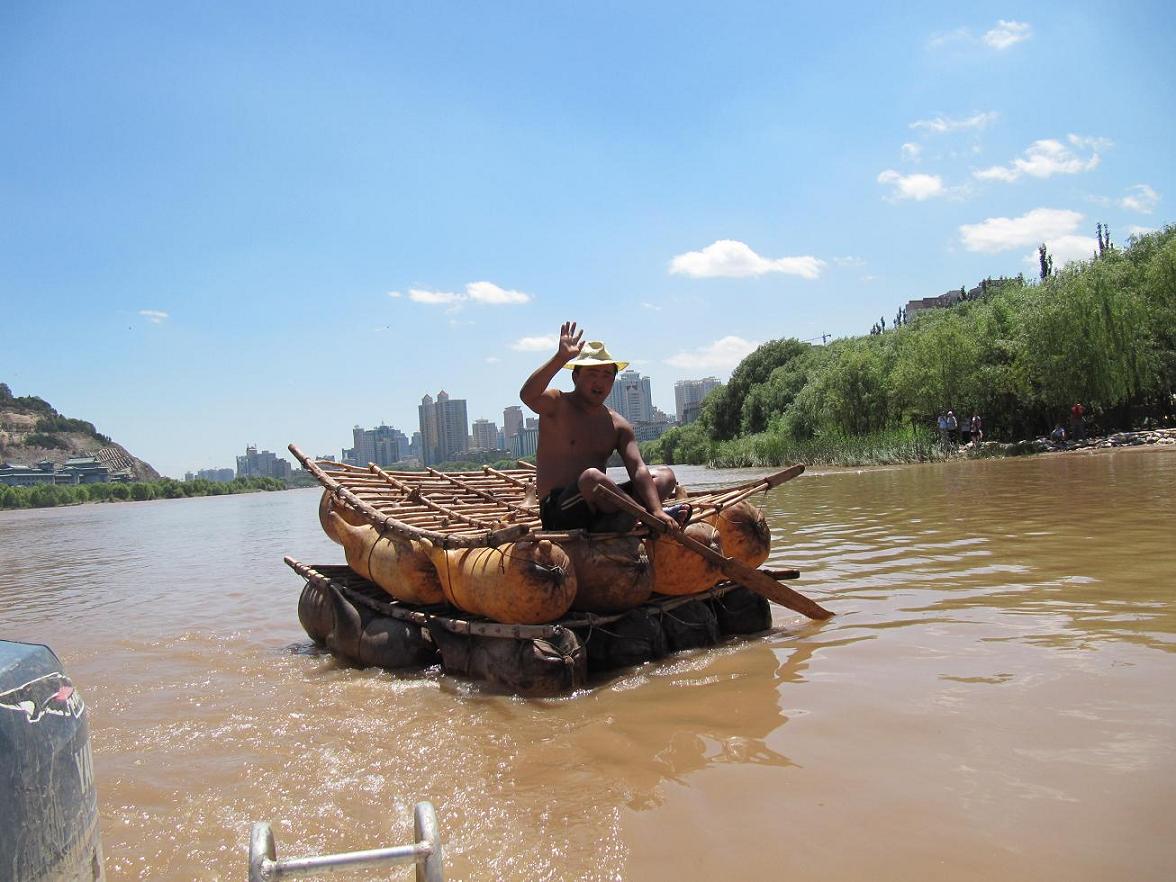 黄河上的羊皮筏子