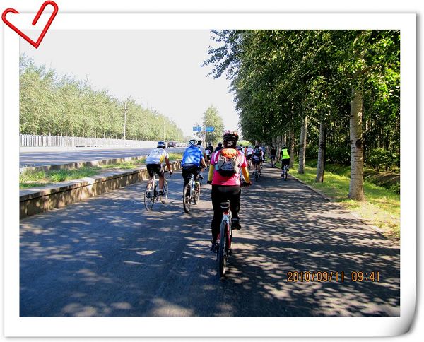 风云车友一行27人走在京密路上。